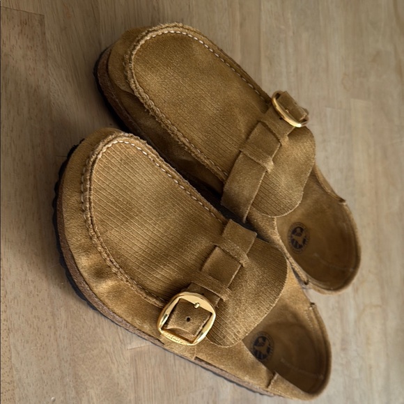 Birkenstock Tan Flats with Gold Buckle and Contoured Footbed - Picture 4 of 4